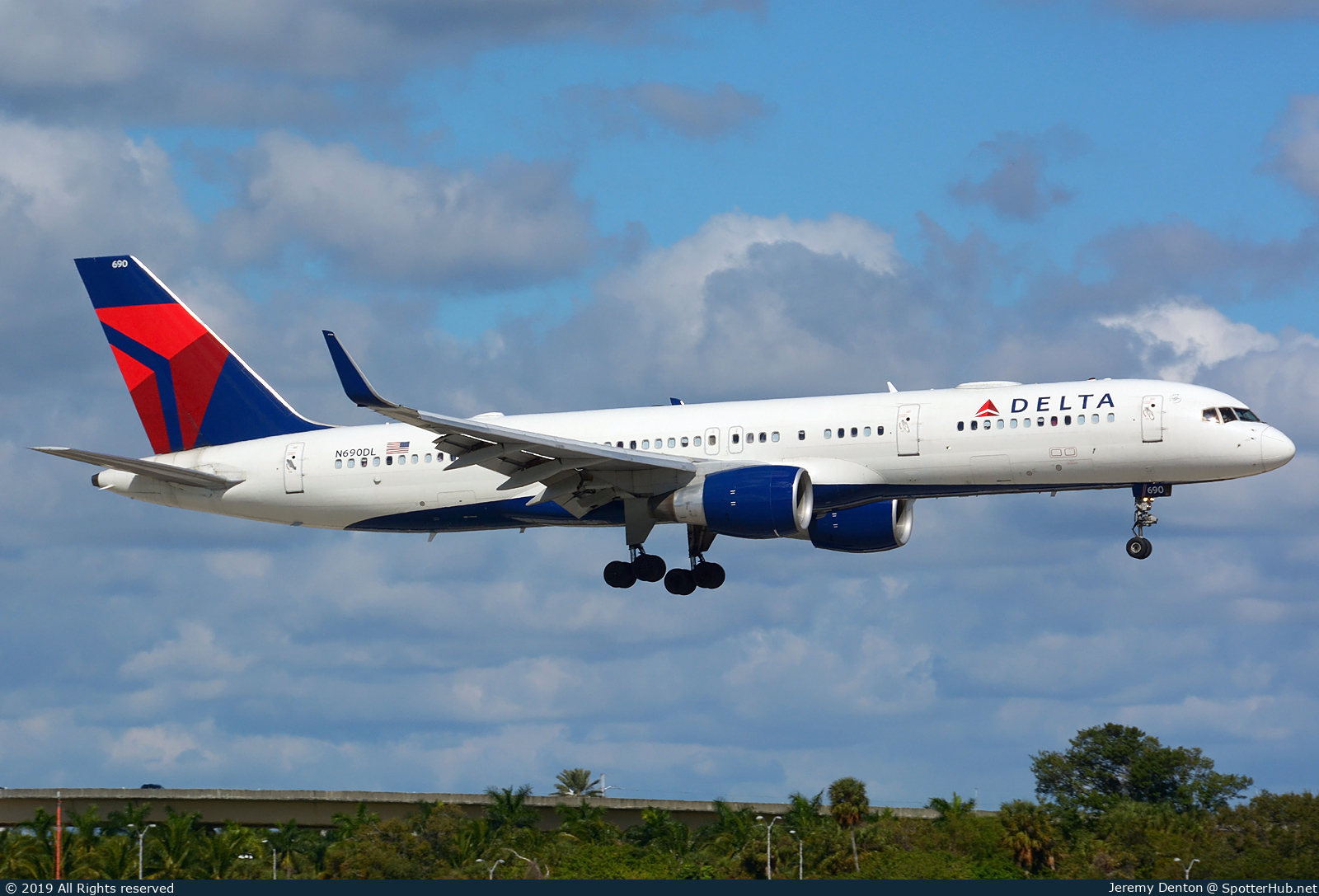 Photo of N690DL - Boeing 757-232 operated by Delta Air Lines