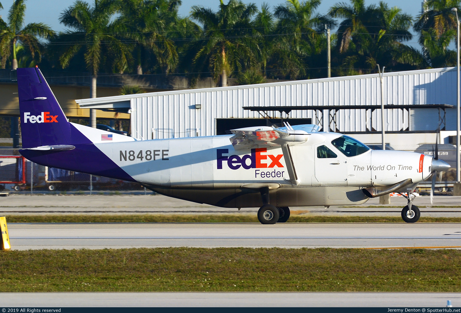 Photo of N848FE - Cessna 208B Super Cargomaster operated by FedEx Feeder (opb Mountain Air Cargo)