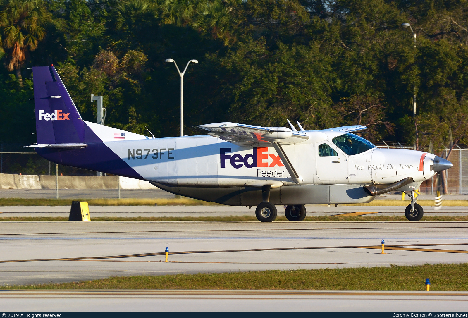 Photo of N973FE - Cessna 208B Super Cargomaster operated by FedEx Feeder (opb Mountain Air Cargo)