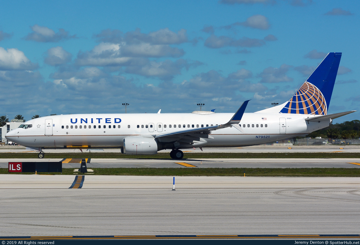 Photo of N79521 - Boeing 737-824 operated by United Airlines