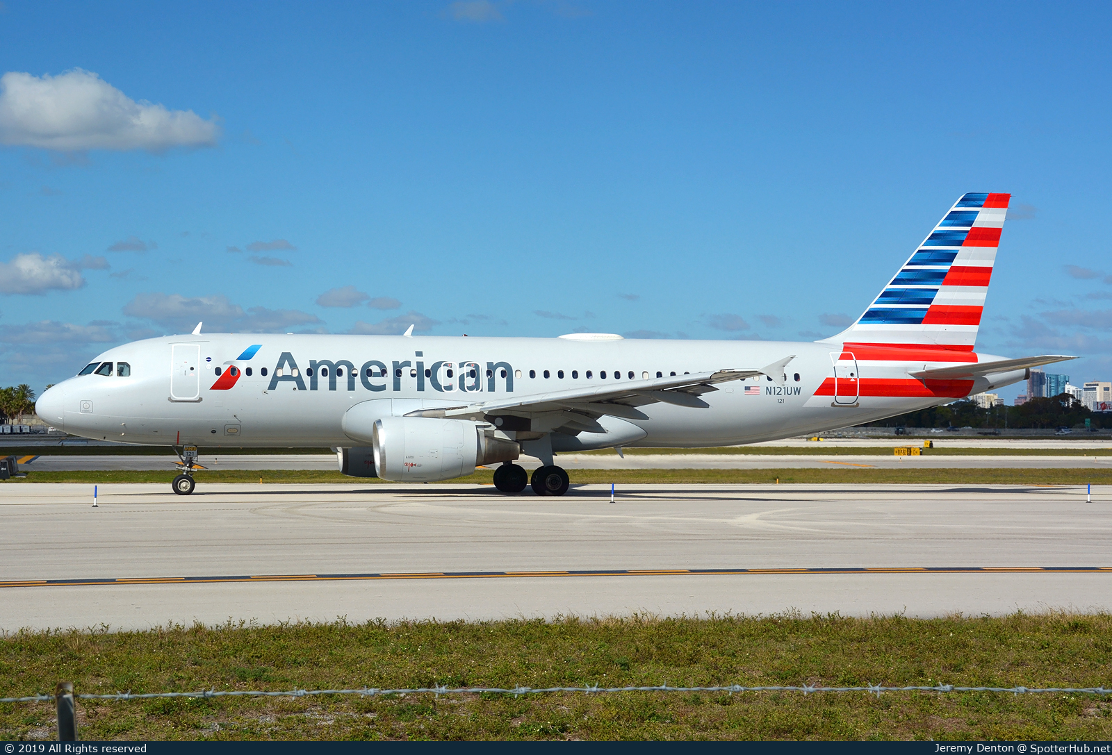 Photo of N121UW - Airbus A320-214 operated by American Airlines