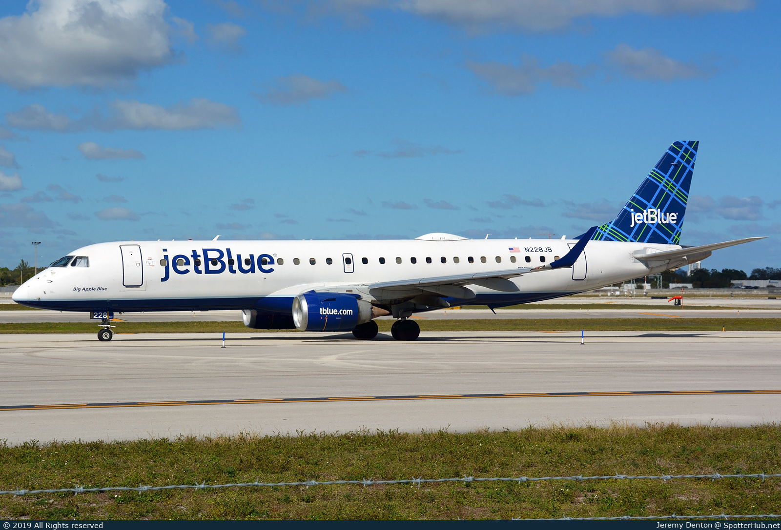 Photo of N228JB - Embraer ERJ-190AR operated by jetBlue Airways