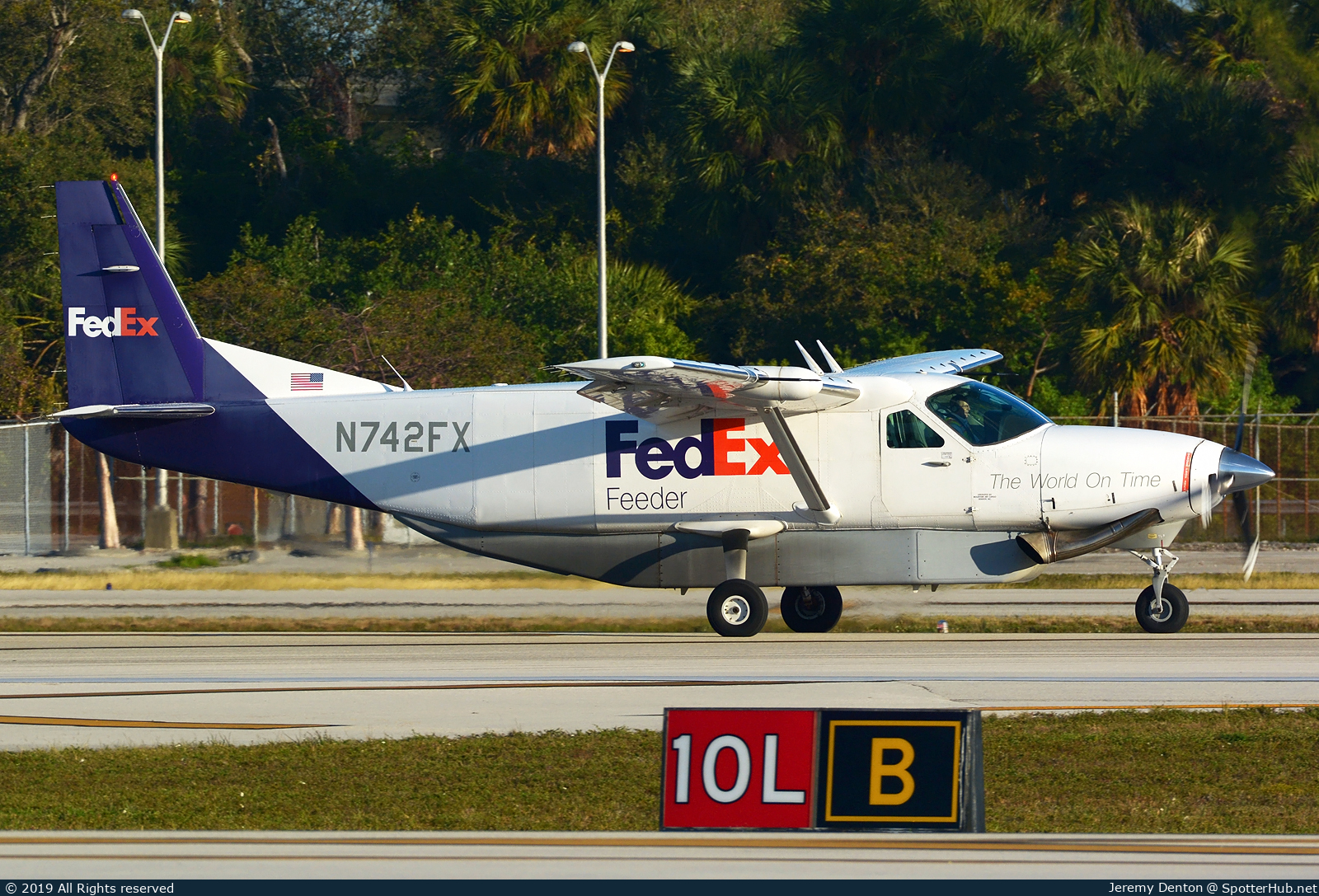 Photo of N742FX - Cessna 208B Super Cargomaster operated by FedEx Feeder (opb Mountain Air Cargo)
