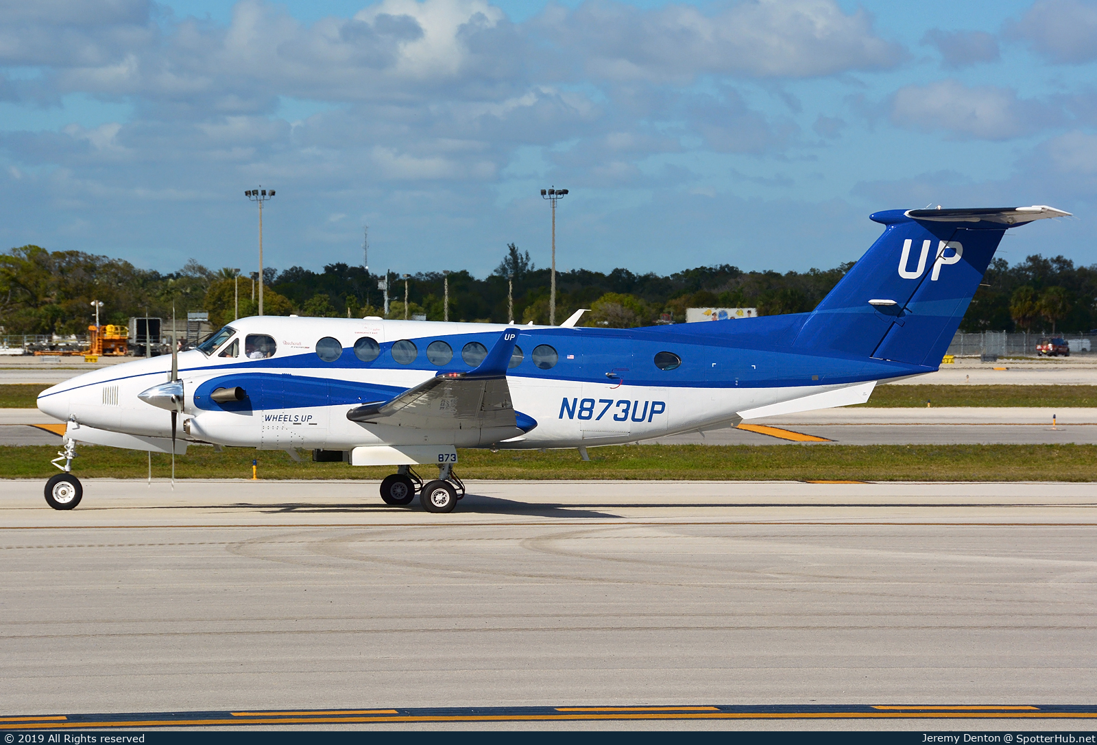 Photo of N873UP - Beechcraft B300 Super King Air 350i operated by Wheels Up Private Jets