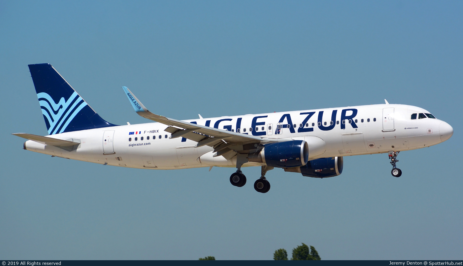 Photo of F-HBIX - Airbus A320-214 operated by Aigle Azur