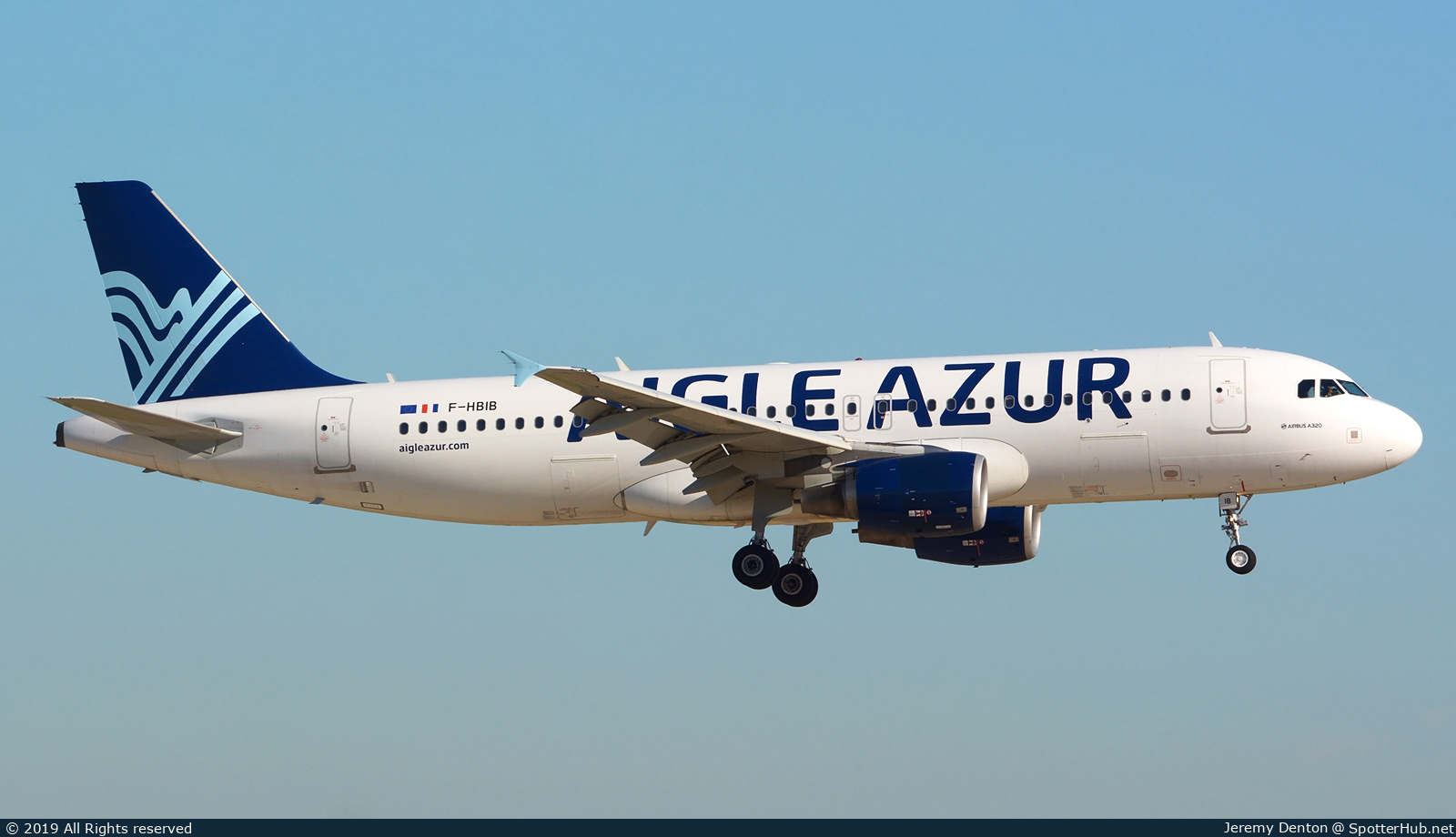Photo of F-HBIB - Airbus A320-214 operated by Aigle Azur