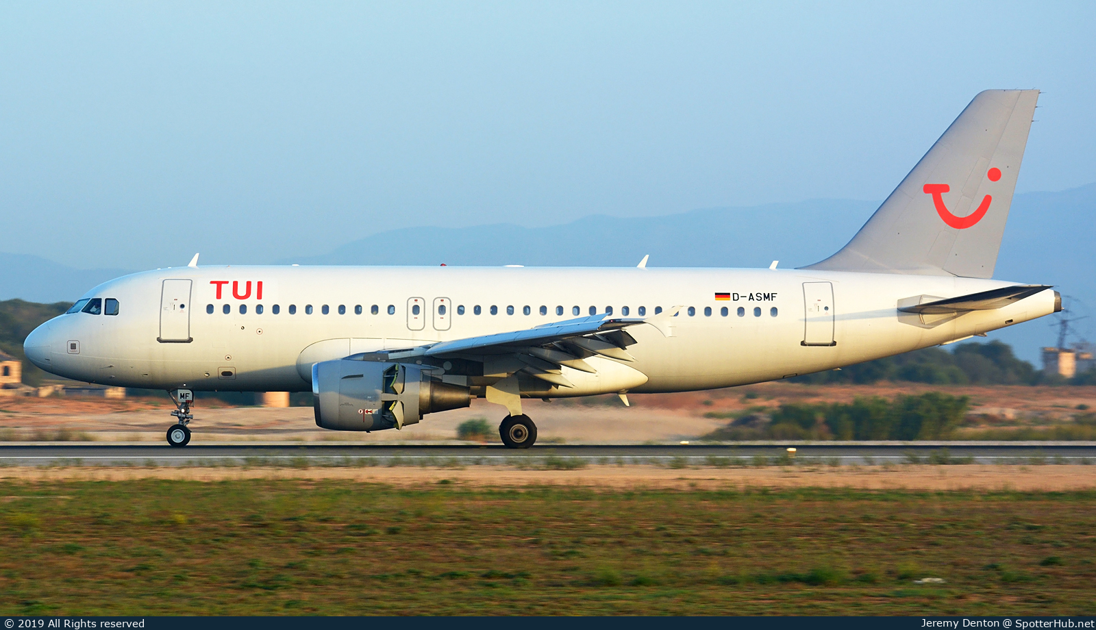 Photo of D-ASMF - Airbus A319-111 operated by TUIfly (opb Sundair)
