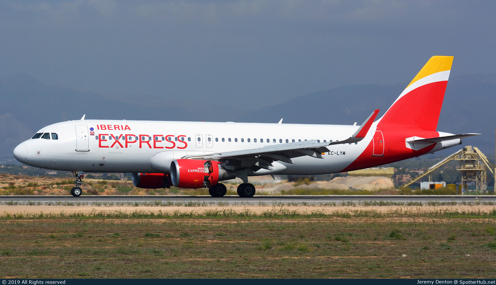 Photo of EC-LYM - Airbus A320-216 operated by Iberia Express