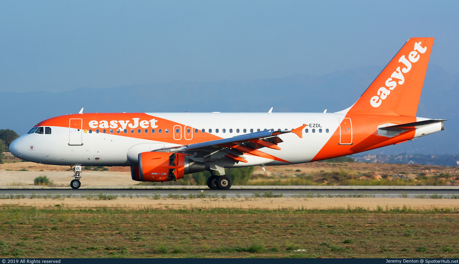 Photo of G-EZDL - Airbus A319-111 operated by easyJet