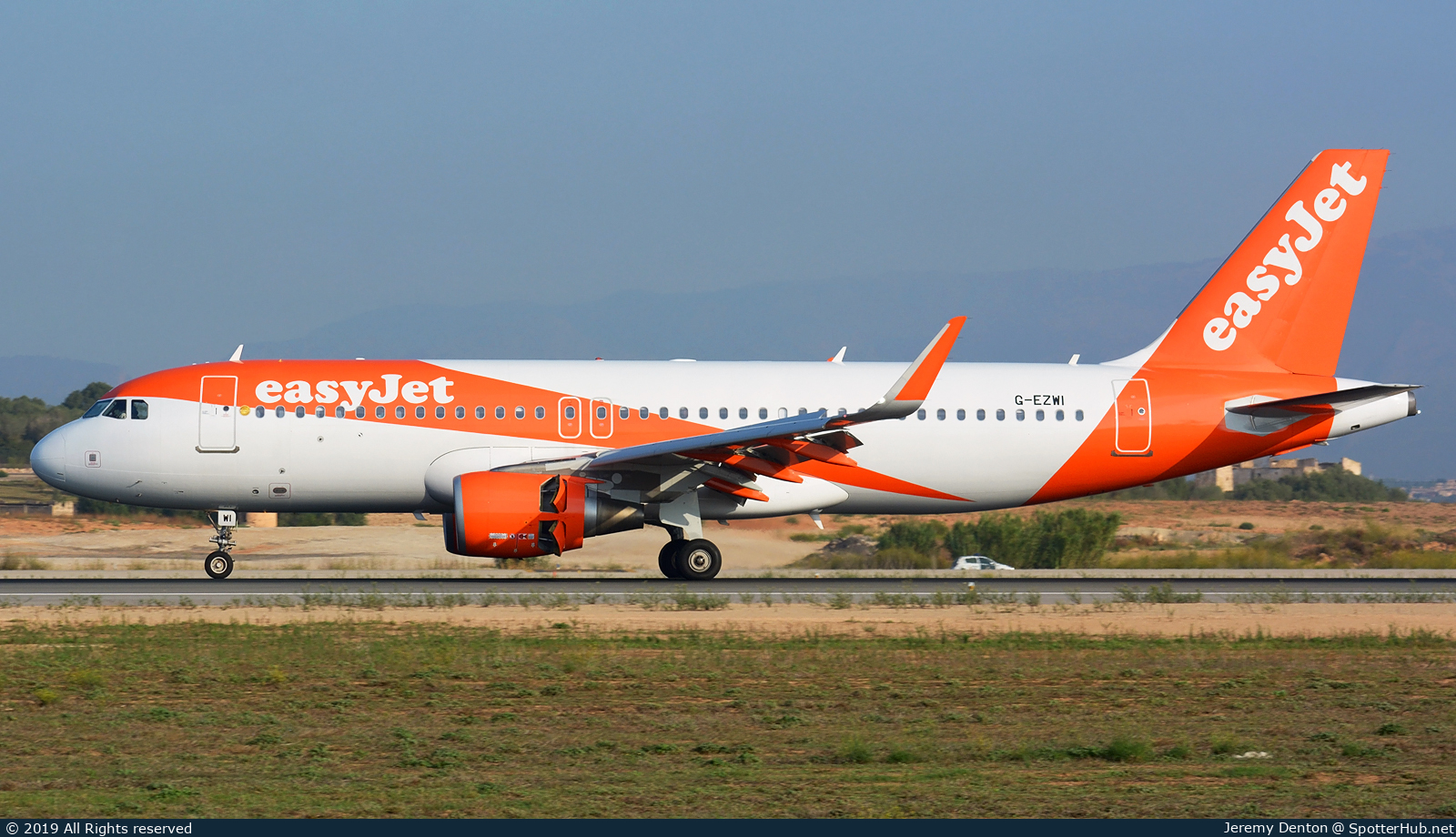 Photo of G-EZWI - Airbus A320-214 operated by easyJet