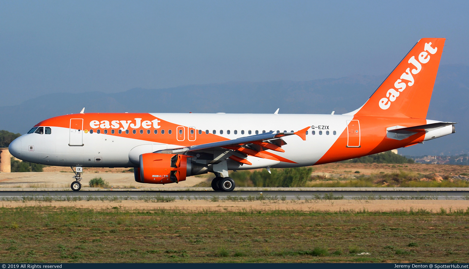 Photo of G-EZIX - Airbus A319-111 operated by easyJet