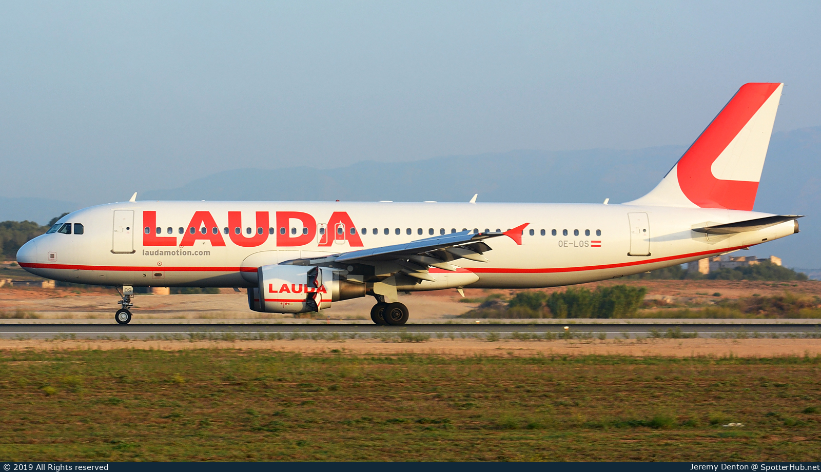Photo of OE-LOS - Airbus A320-214 operated by Laudamotion