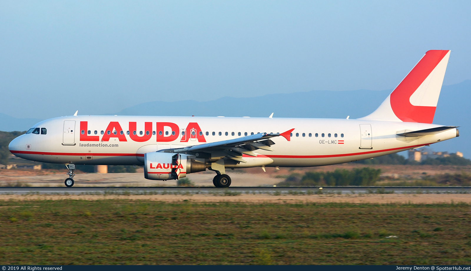 Photo of OE-LMC - Airbus A320-214 operated by Laudamotion