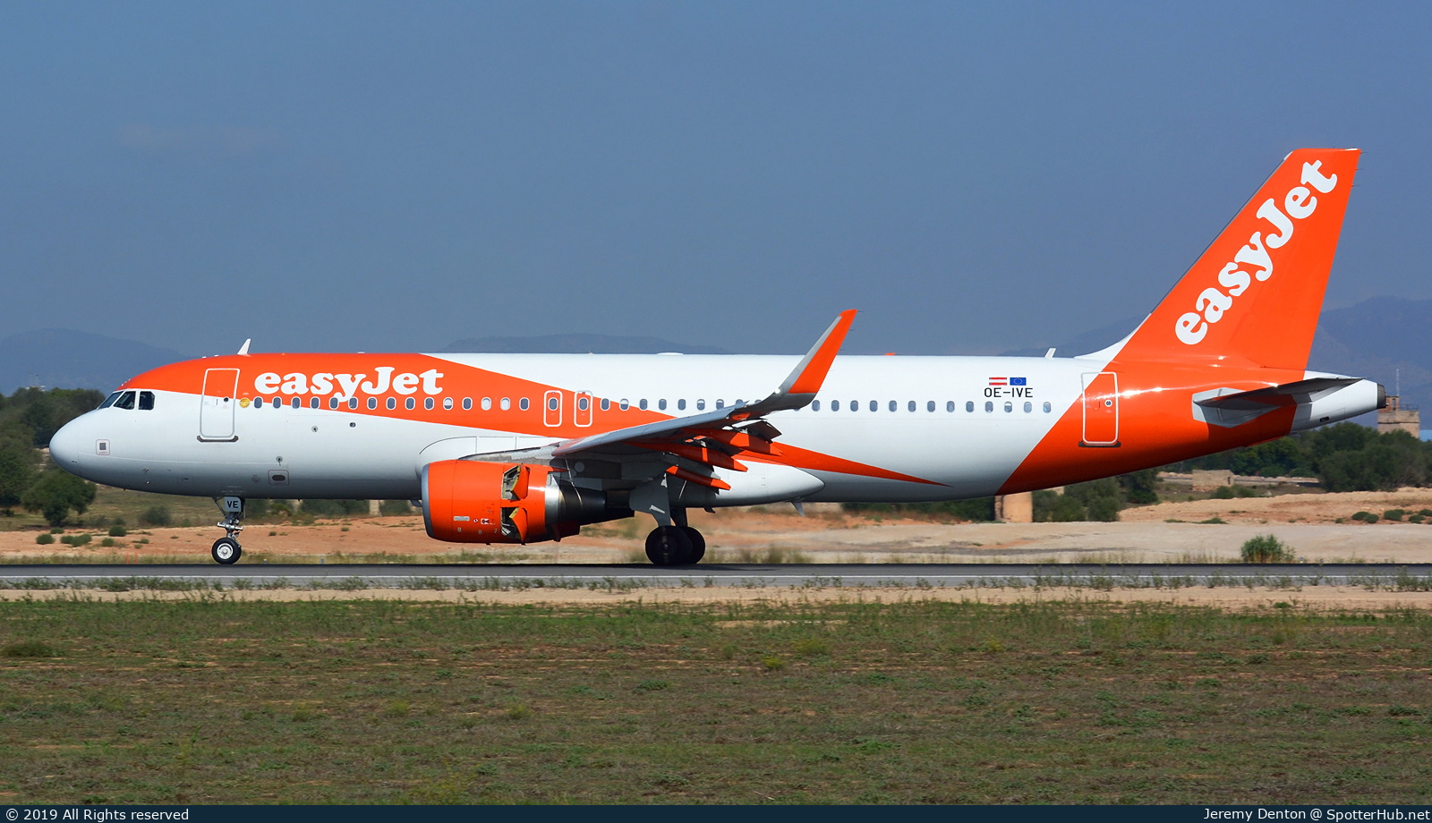 Photo of OE-IVE - Airbus A320-214 operated by easyJet Europe
