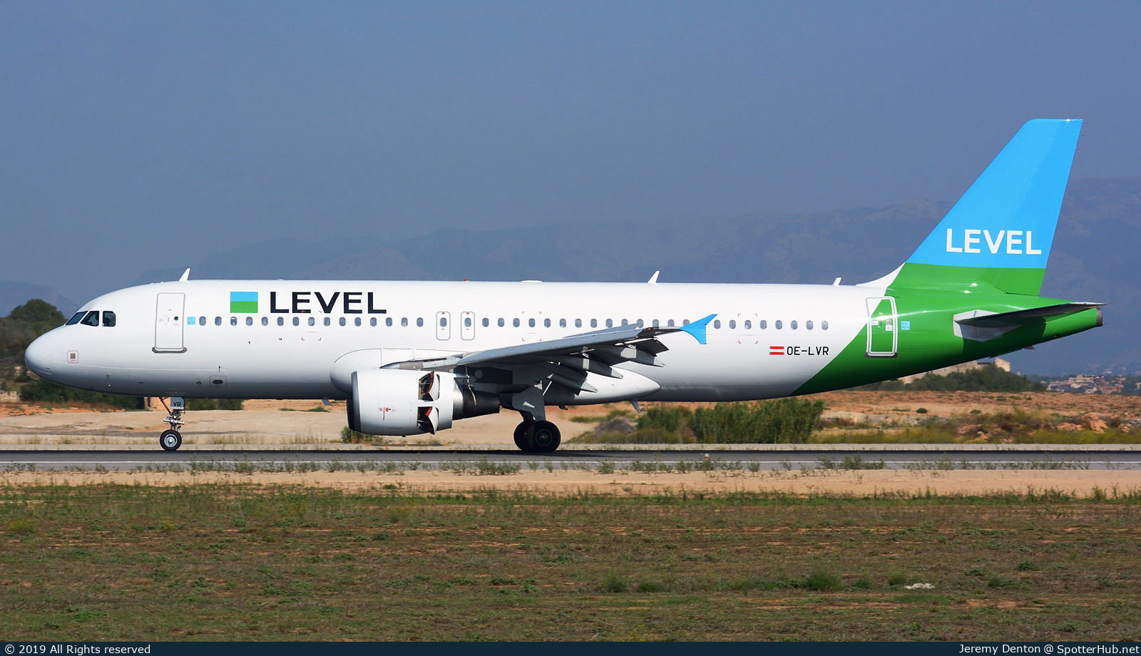 Photo of OE-LVR - Airbus A320-214 operated by LEVEL Europe