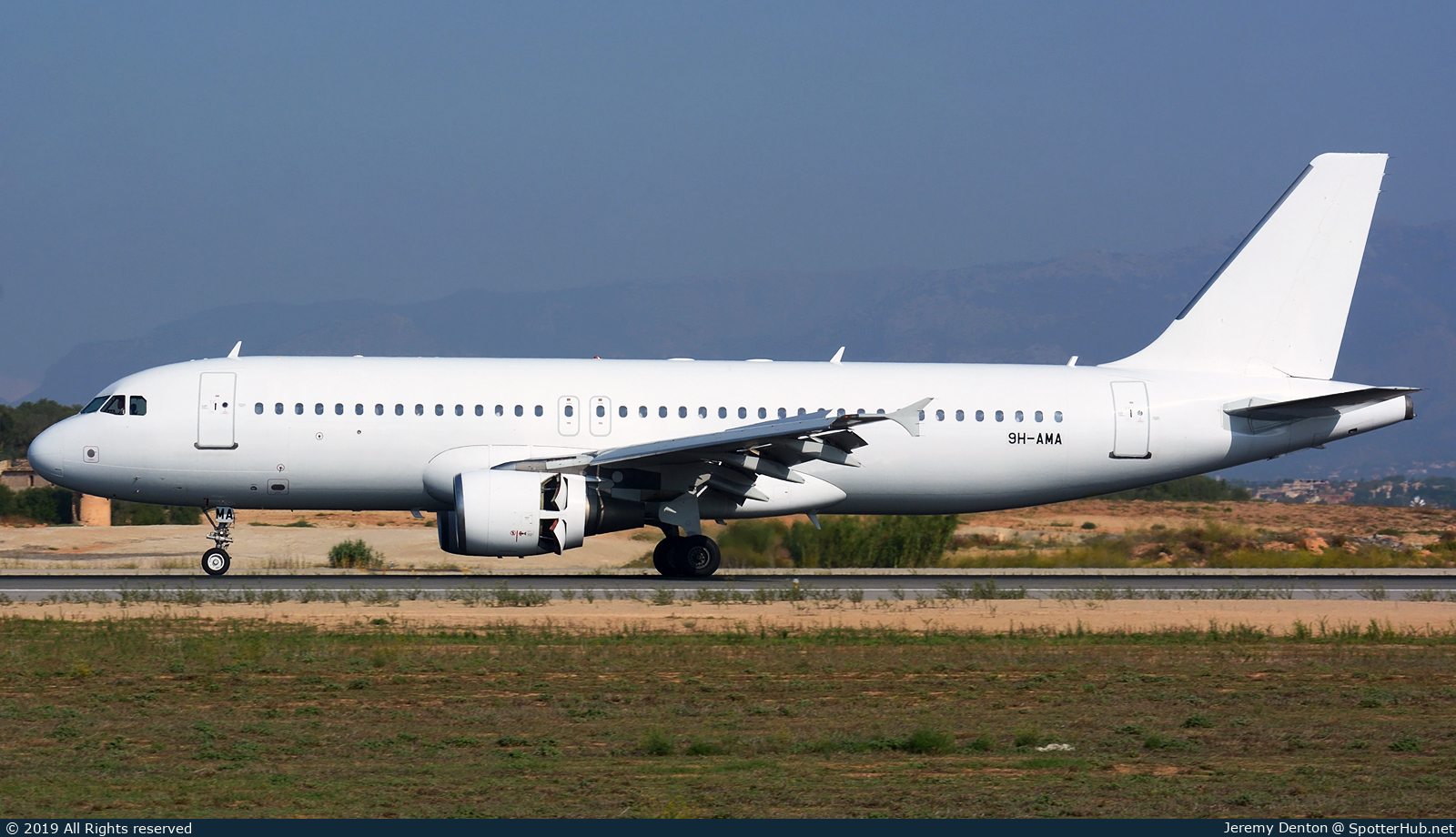 Photo of 9H-AMA - Airbus A320-214 operated by Avion Express Malta