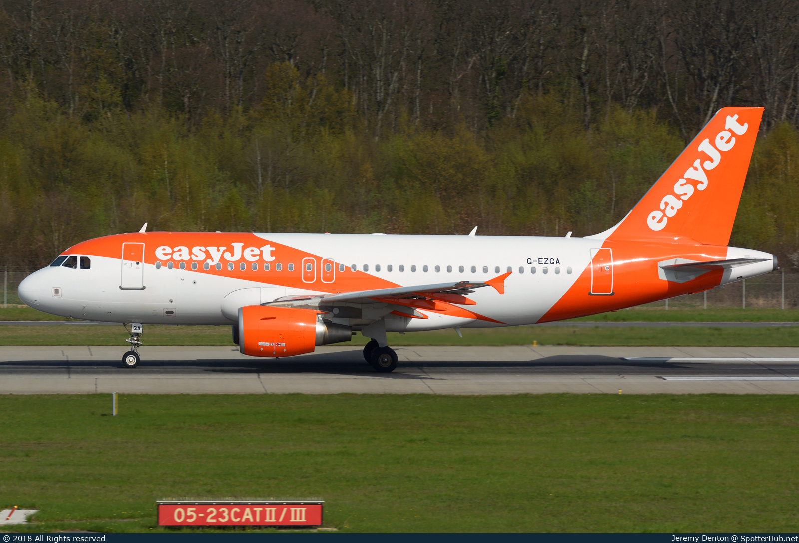 Photo of G-EZGA - Airbus A319-111 operated by easyJet