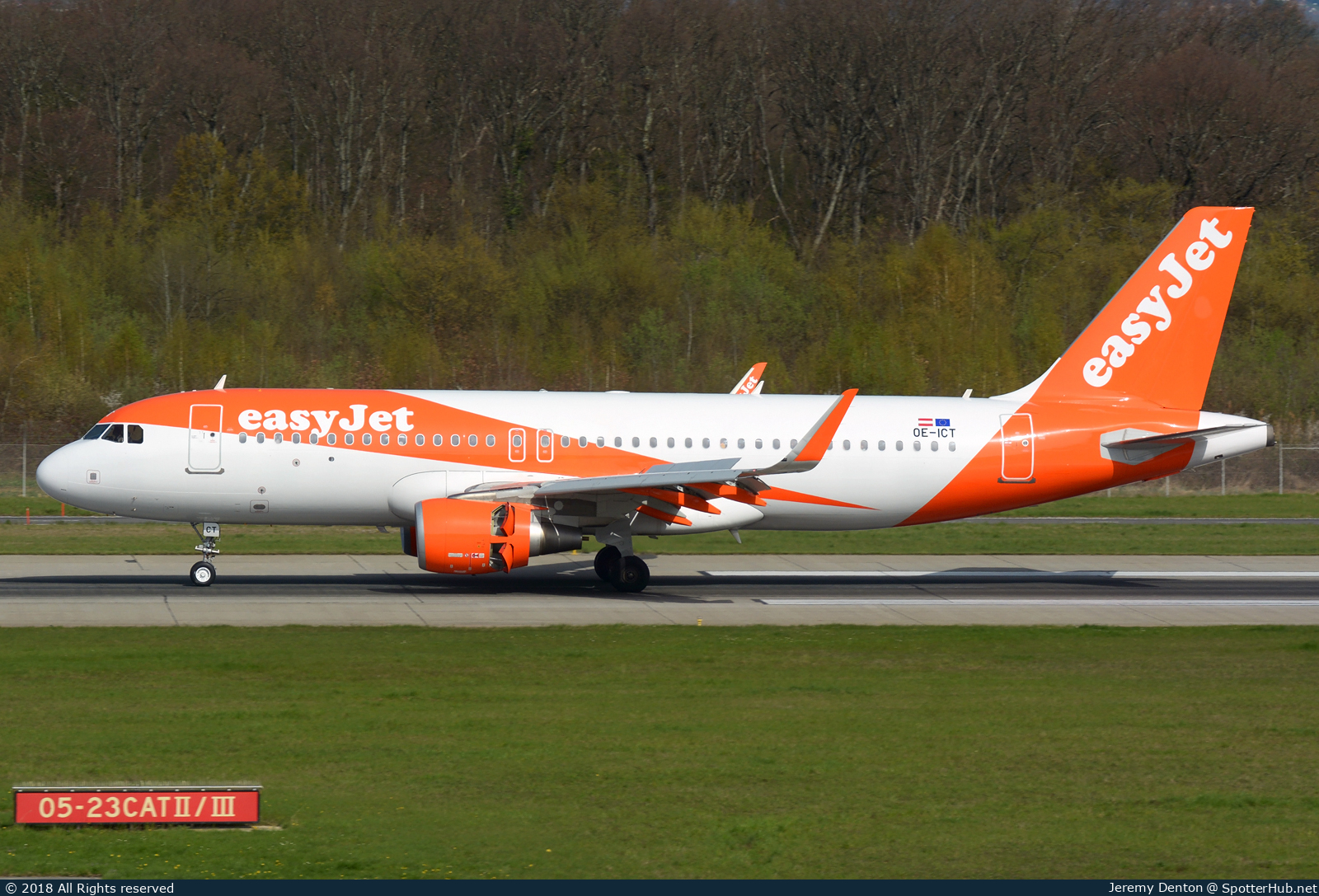 Photo of OE-ICT - Airbus A320-214 operated by easyJet Europe