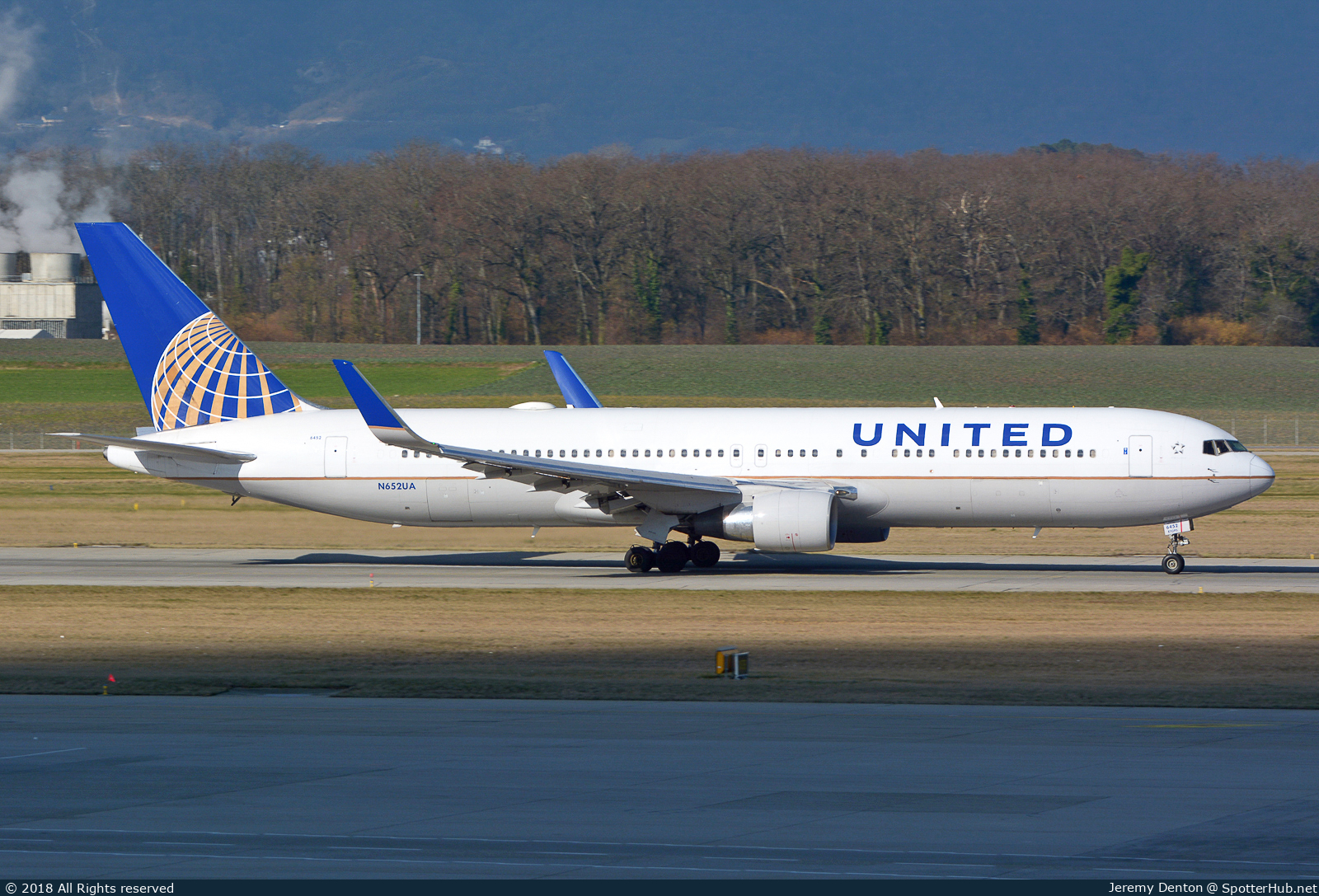 Photo of N652UA - Boeing 767-322(ER) operated by United Airlines