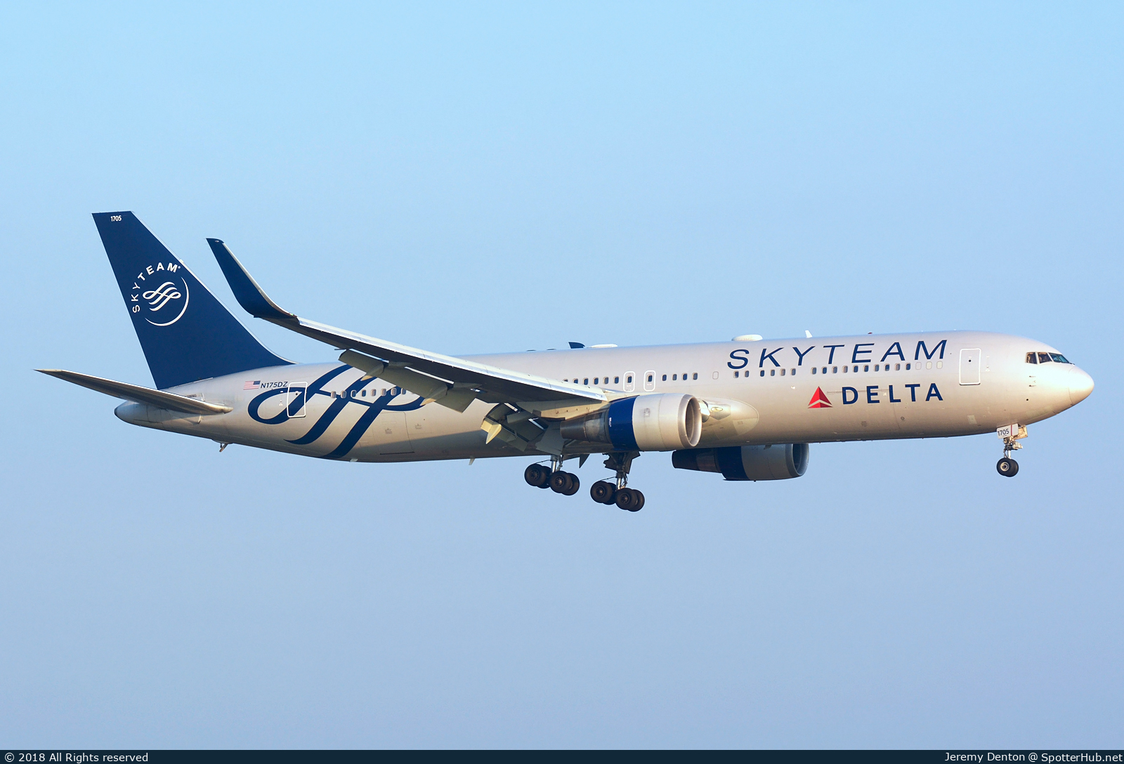 Photo of N175DZ - Boeing 767-332(ER) operated by Delta Air Lines
