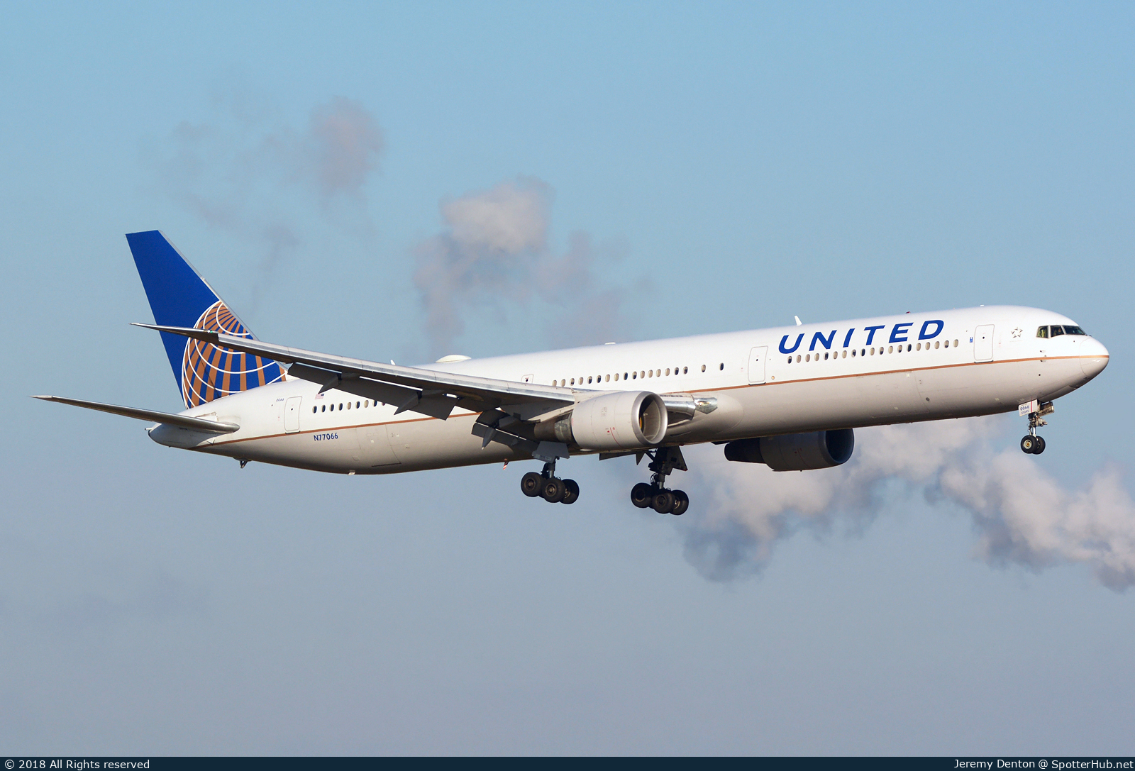 Photo of N77066 - Boeing 767-424(ER) operated by United Airlines
