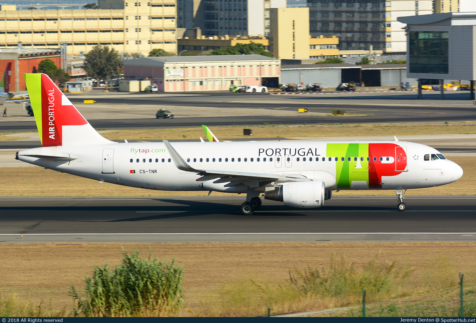 Photo of CS-TNR - Airbus A320-214 operated by TAP Air Portugal