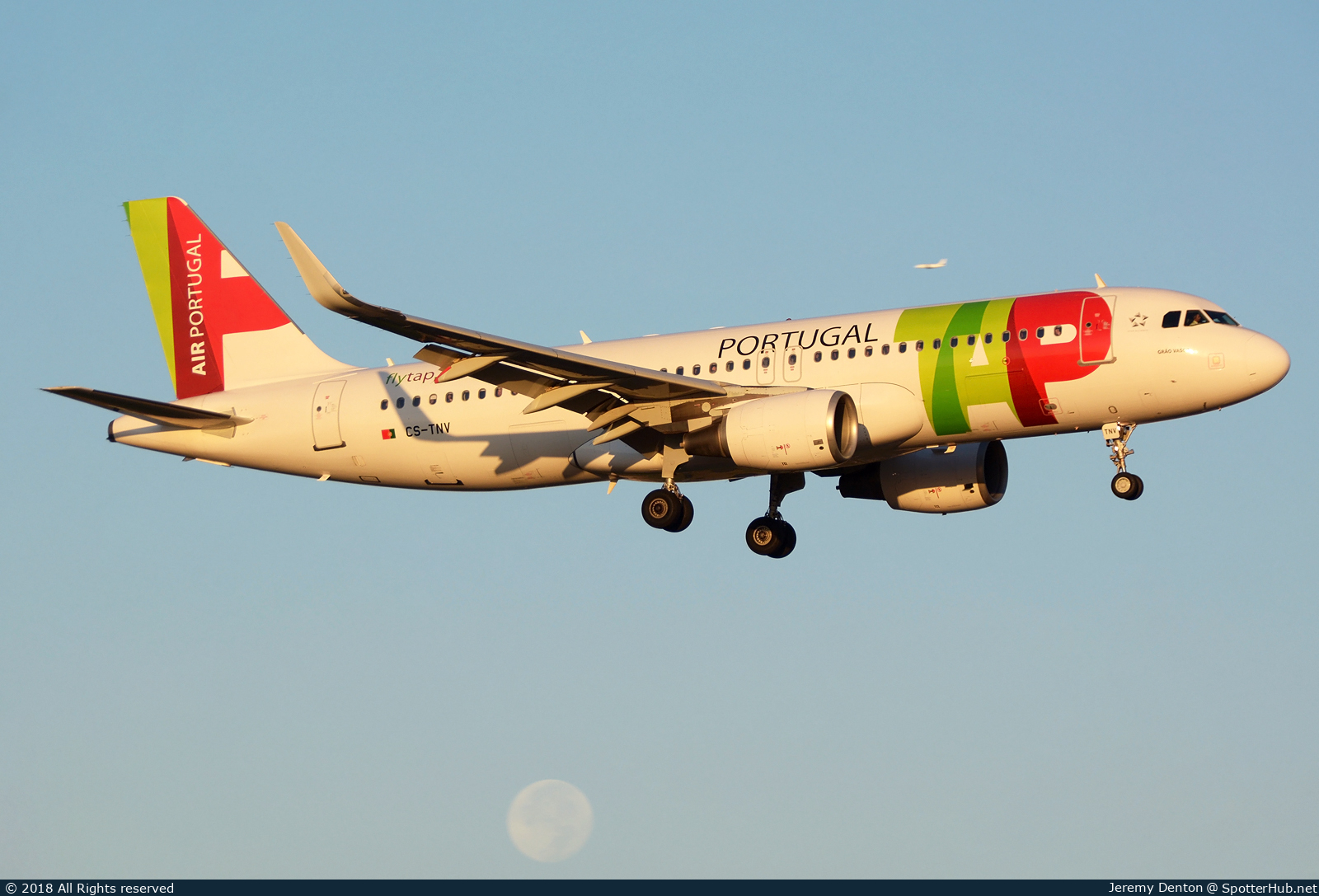 Photo of CS-TNV - Airbus A320-214 operated by TAP Air Portugal