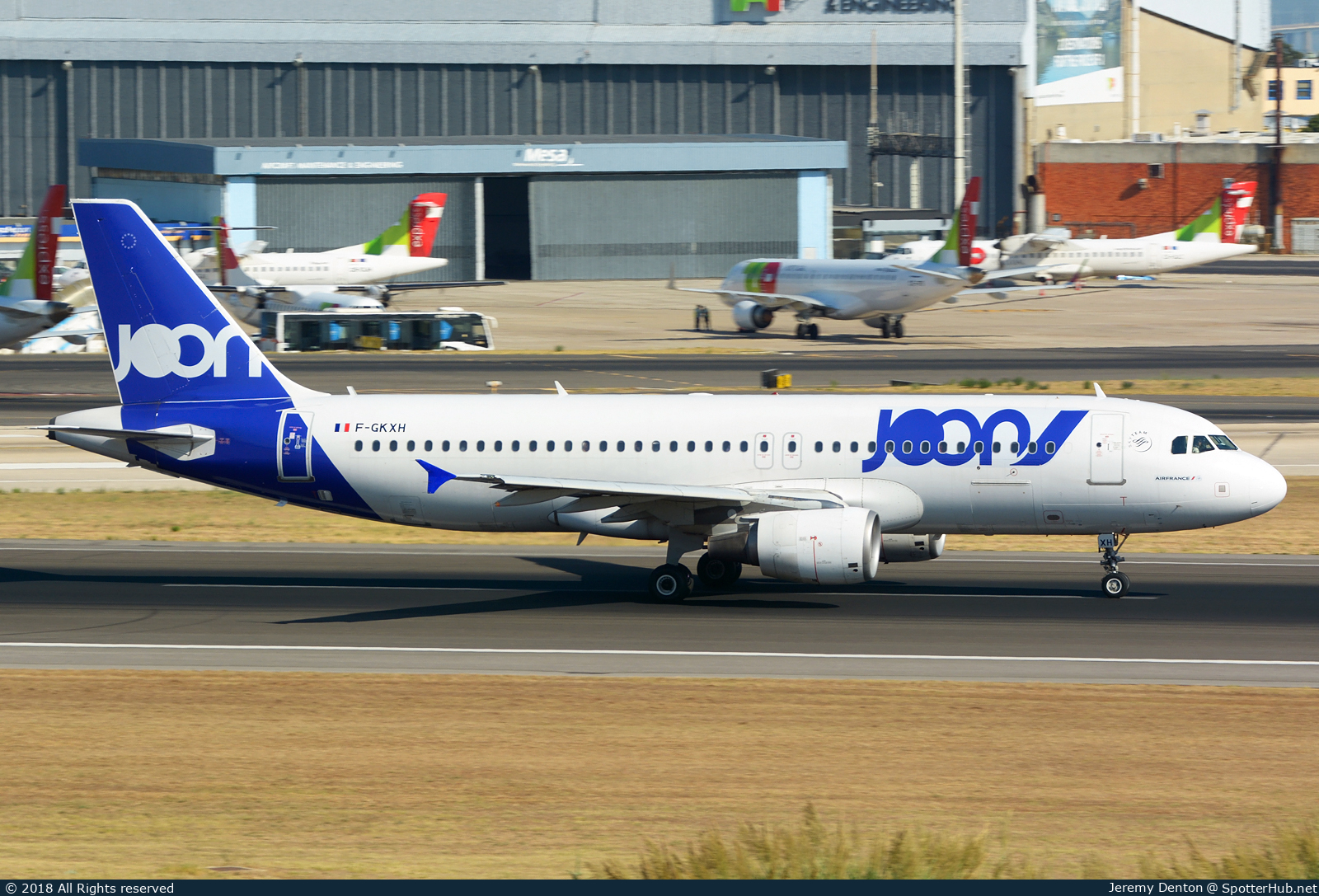 Photo of F-GKXH - Airbus A320-214 operated by Joon