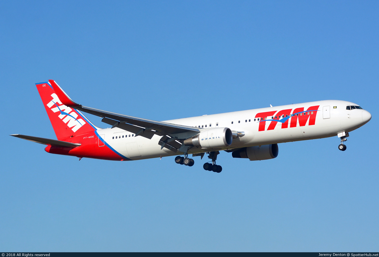 Photo of PT-MOE - Boeing 767-316(ER) operated by TAM Linhas Aéreas