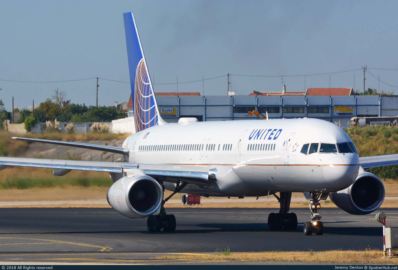 Photo of N14118 - Boeing 757-224 operated by United Airlines