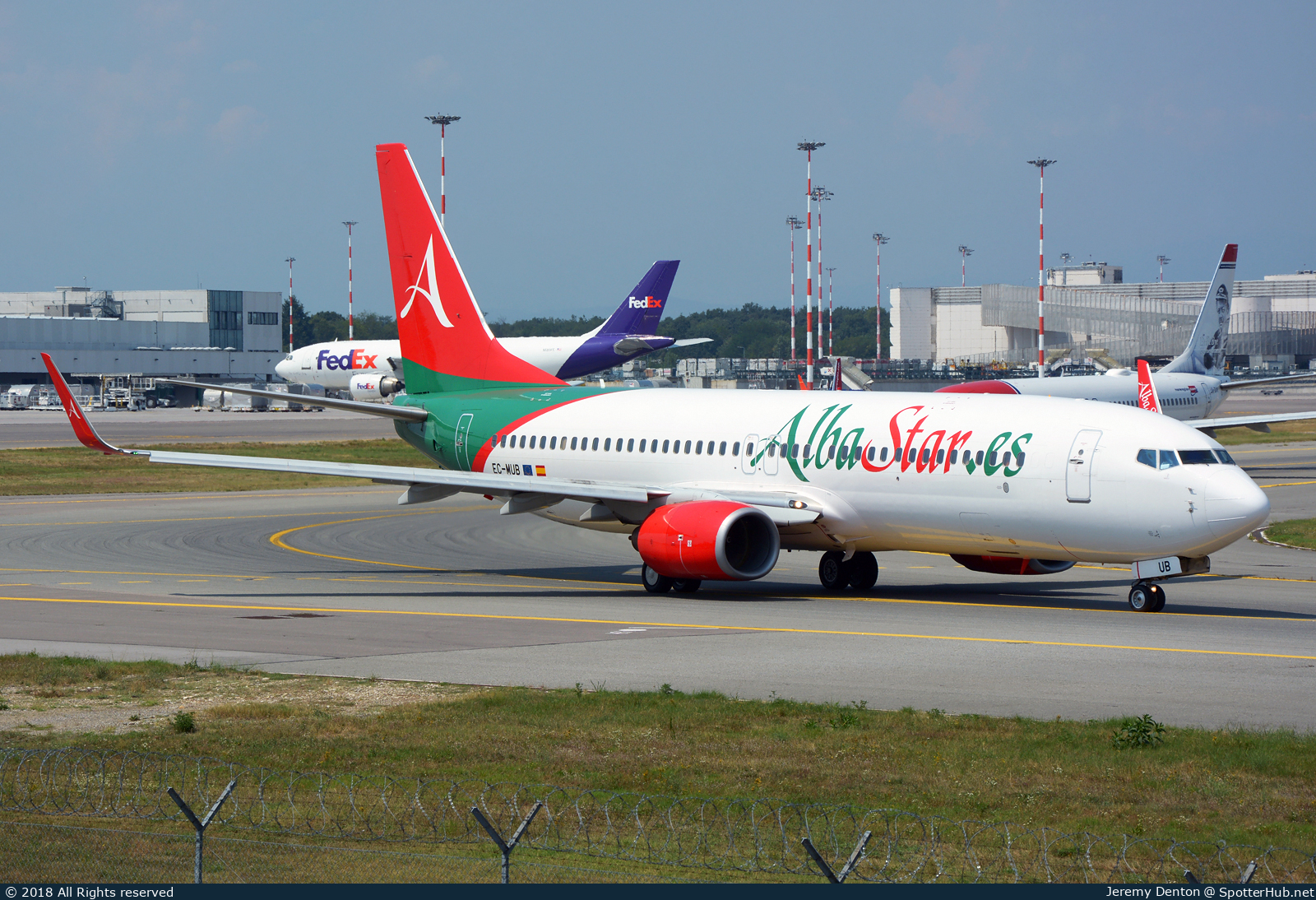 Photo of EC-MUB - Boeing 737-86J operated by AlbaStar