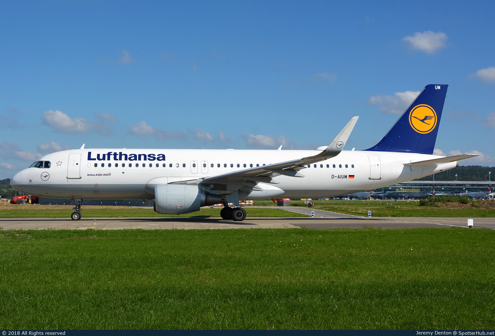 Photo of D-AIUM - Airbus A320-214 operated by Lufthansa