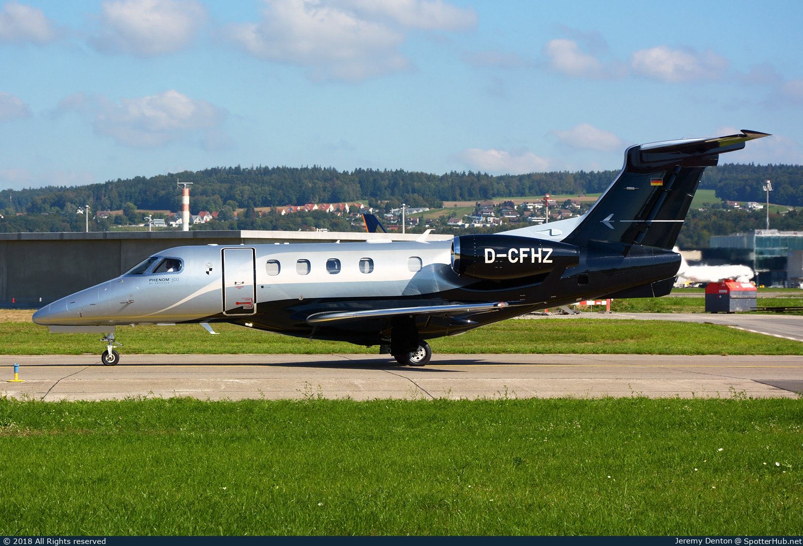 Photo of D-CFHZ - Embraer Phenom 300 operated by DAS Private Jets