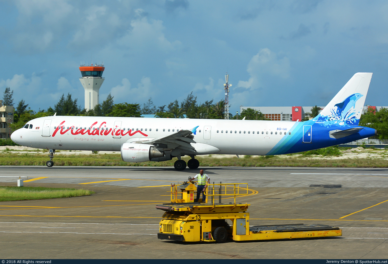 Photo of 8Q-IAI - Airbus A321-211 operated by Maldivian