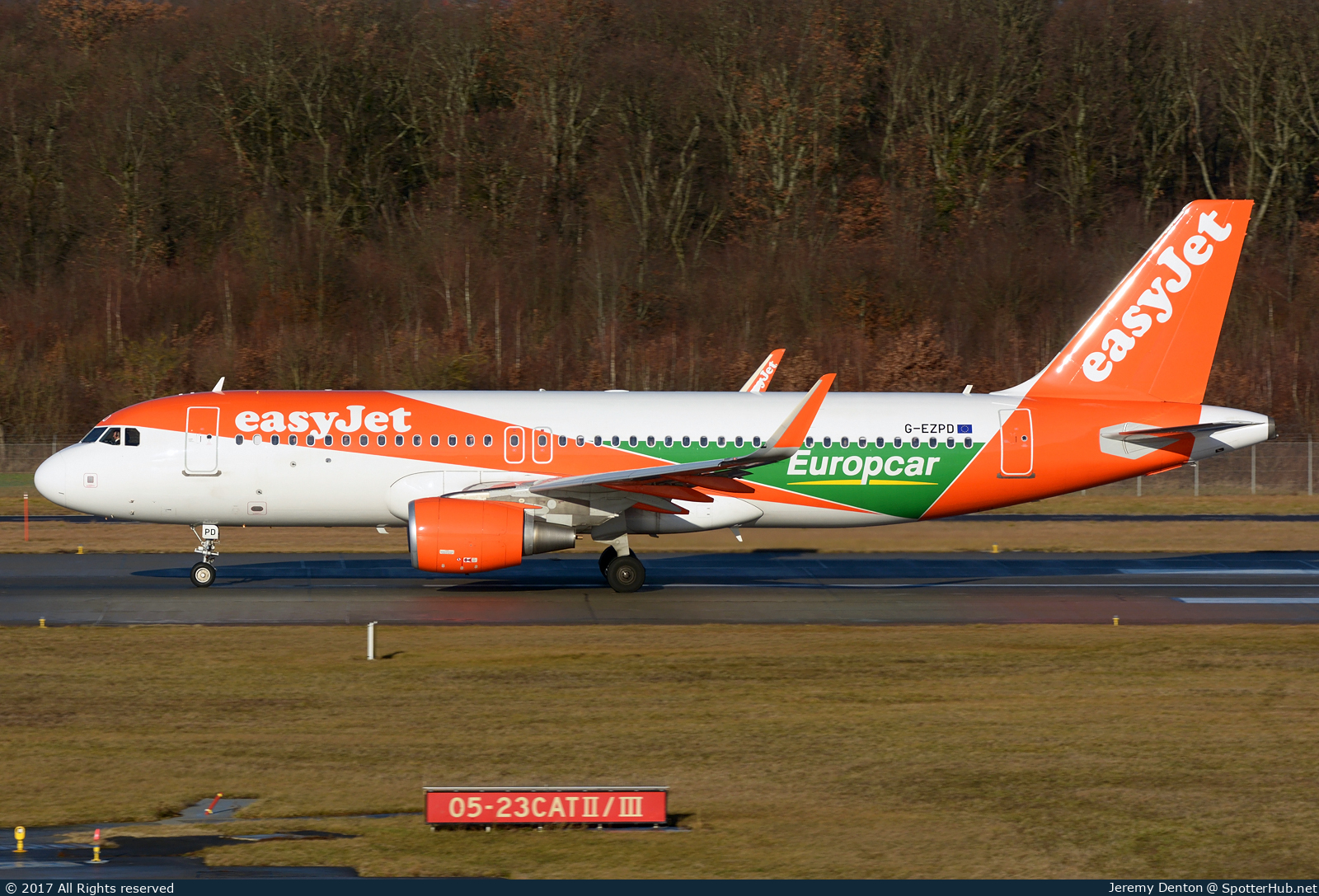 Photo of G-EZPD - Airbus A320-214 operated by easyJet