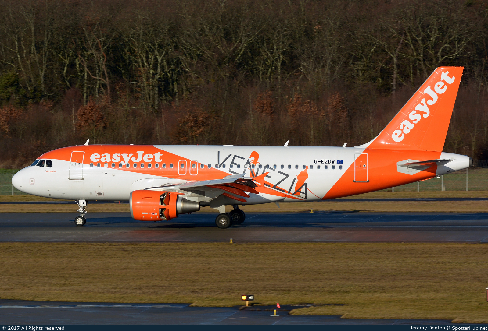 Photo of G-EZDW - Airbus A319-111 operated by easyJet