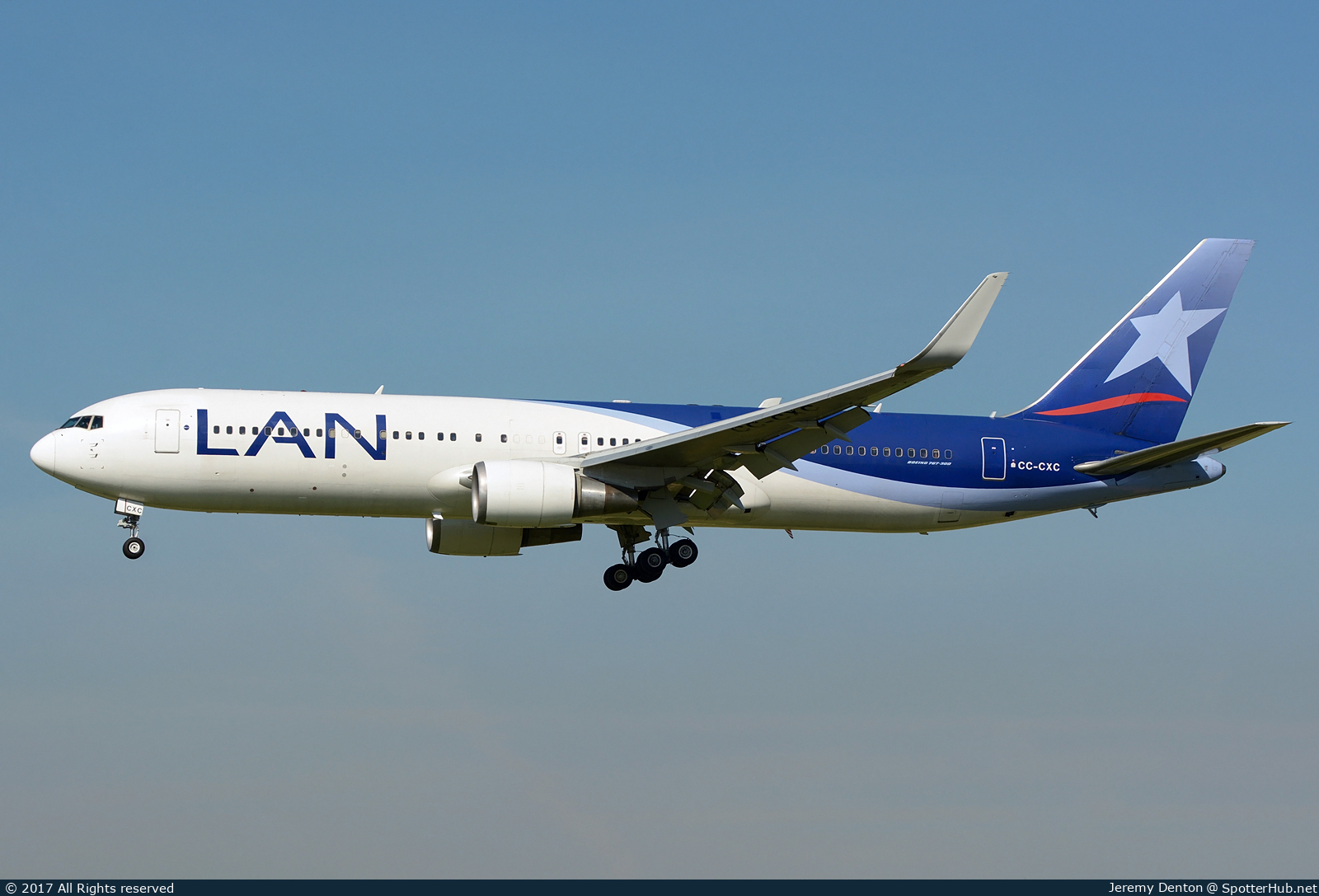 Photo of CC-CXC - Boeing 767-316(ER) operated by LAN Airlines