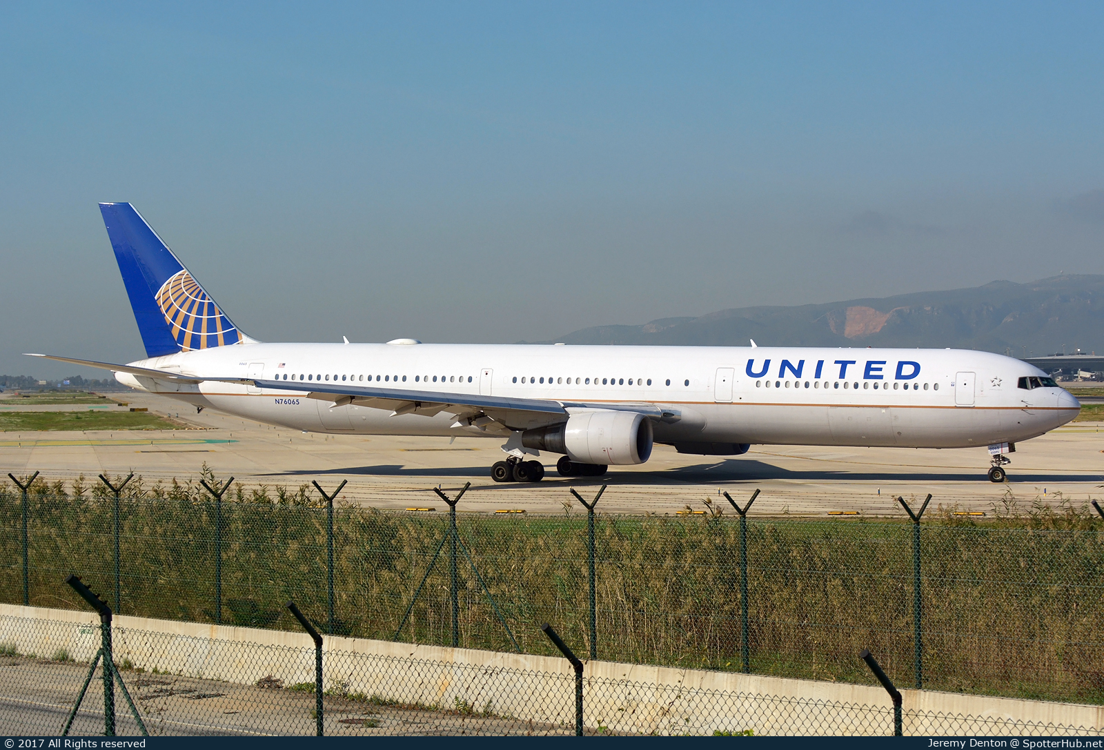 Photo of N76065 - Boeing 767-424(ER) operated by United Airlines