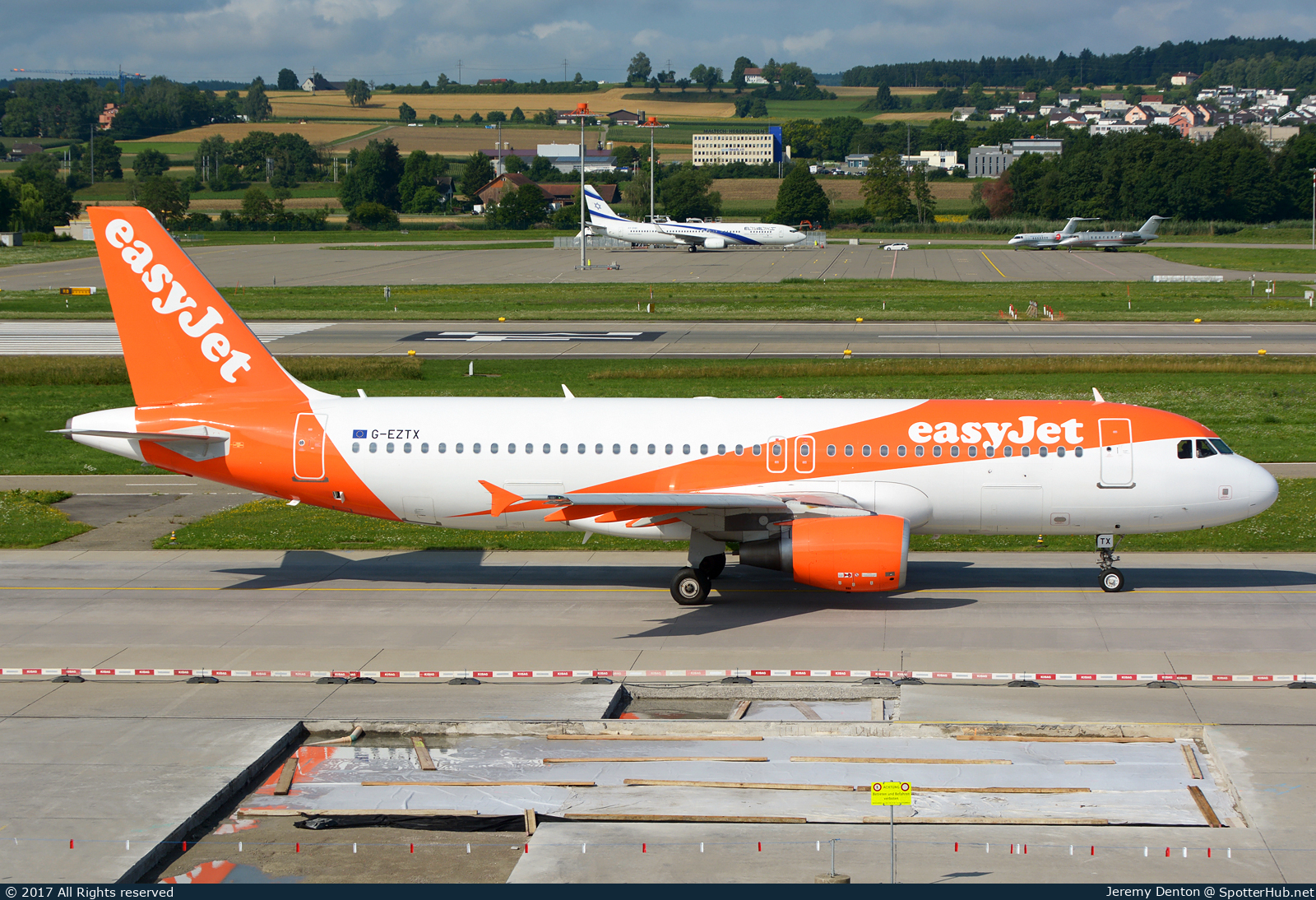 Photo of G-EZTX - Airbus A320-214 operated by easyJet