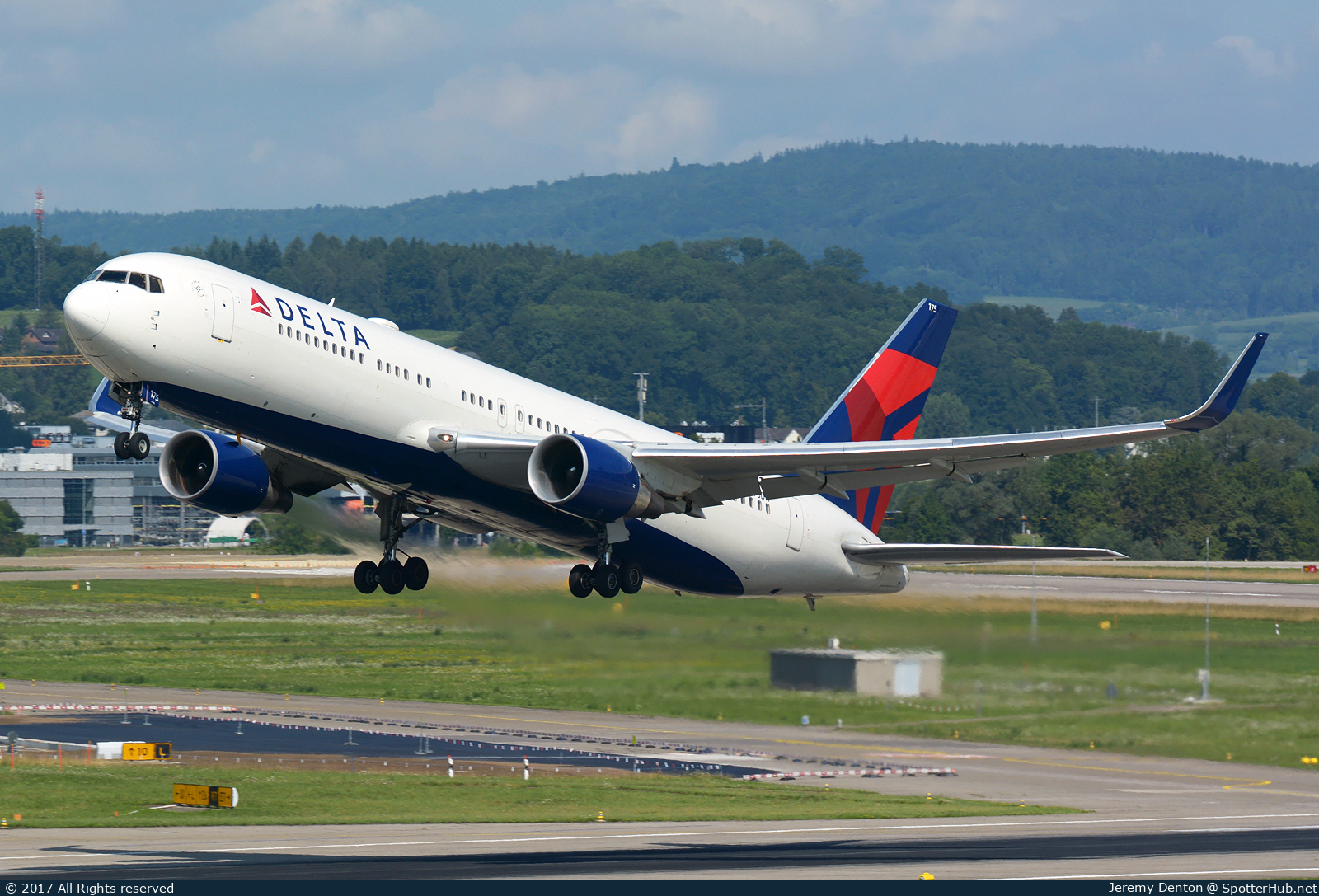 Photo of N175DN - Boeing 767-332(ER) operated by Delta Air Lines