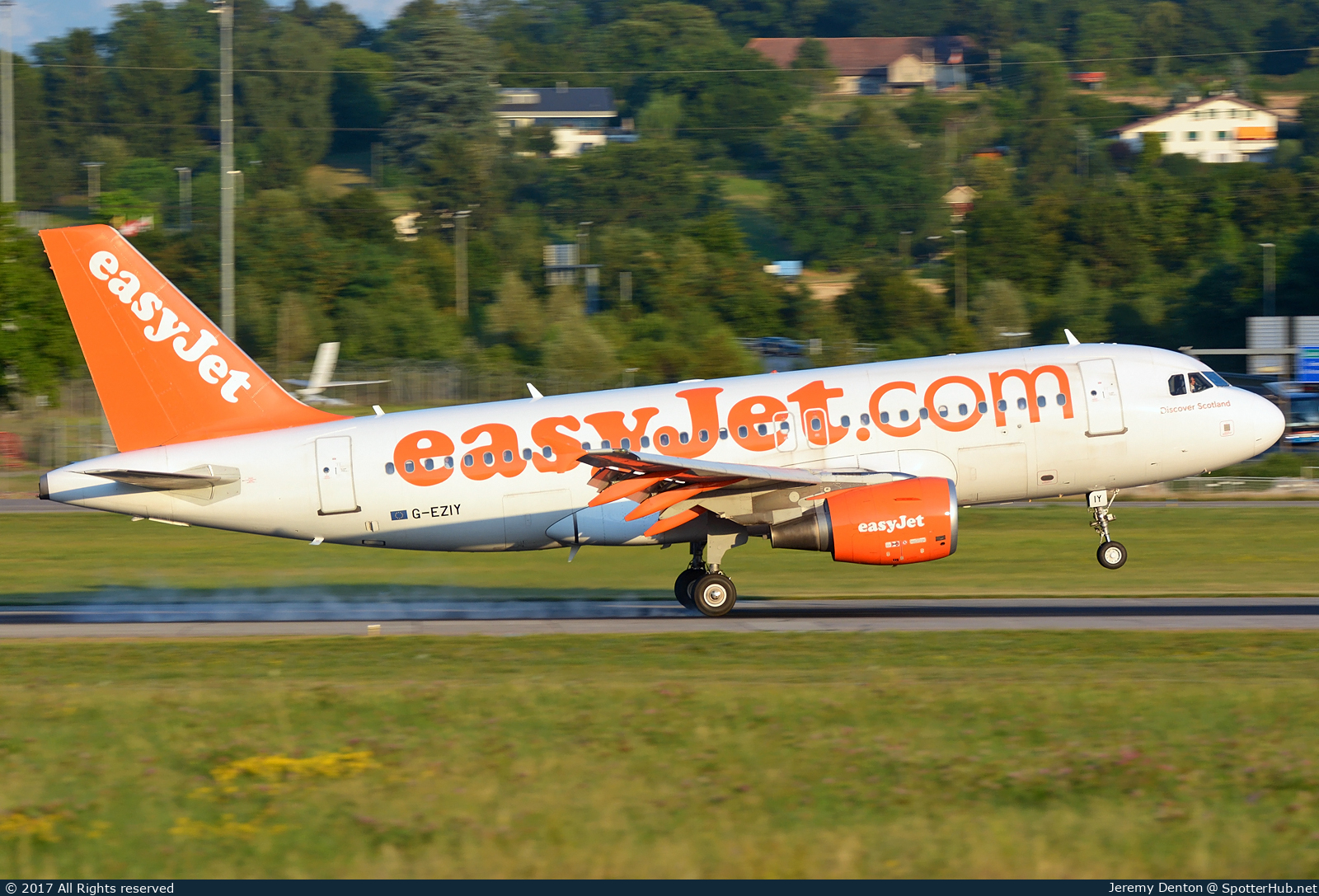 Photo of G-EZIY - Airbus A319-111 operated by easyJet
