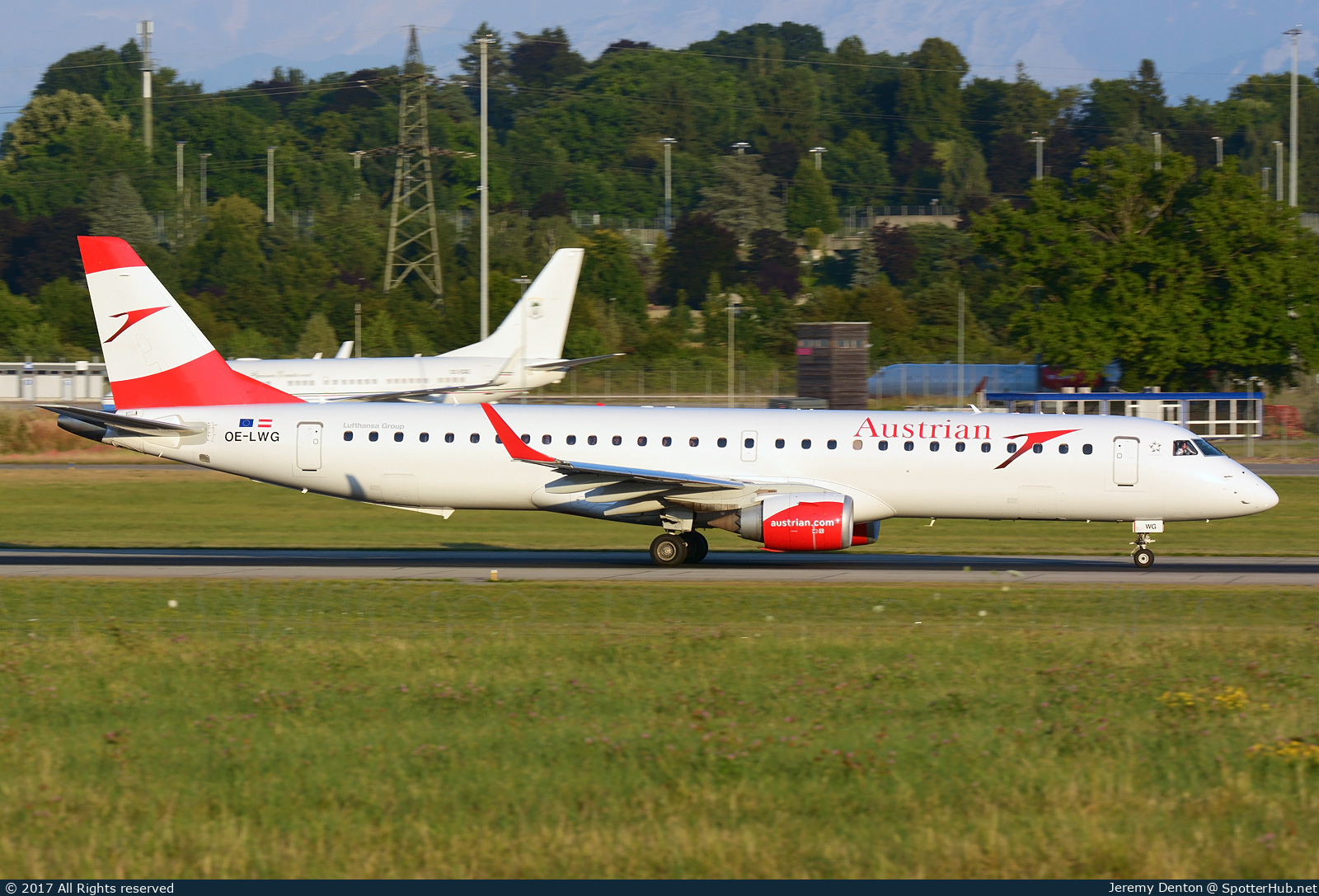 Photo of OE-LWG - Embraer ERJ-195LR operated by Austrian Airlines