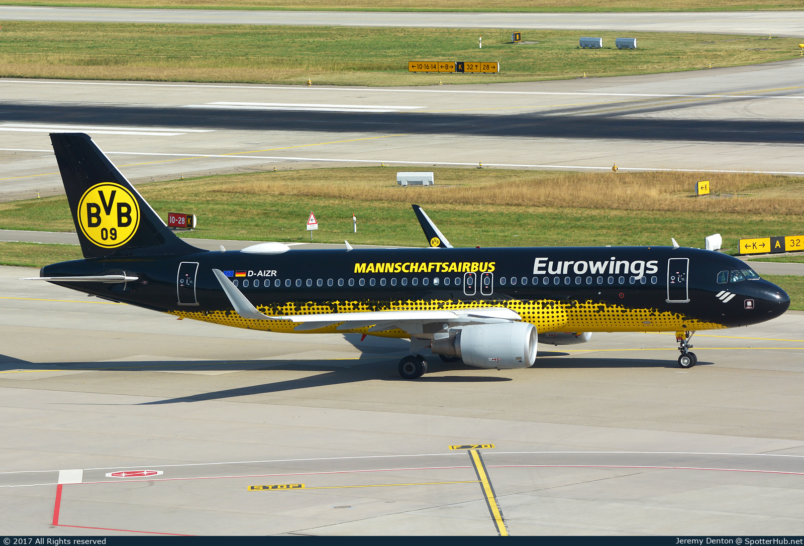 Photo of D-AIZR - Airbus A320-214 operated by Eurowings