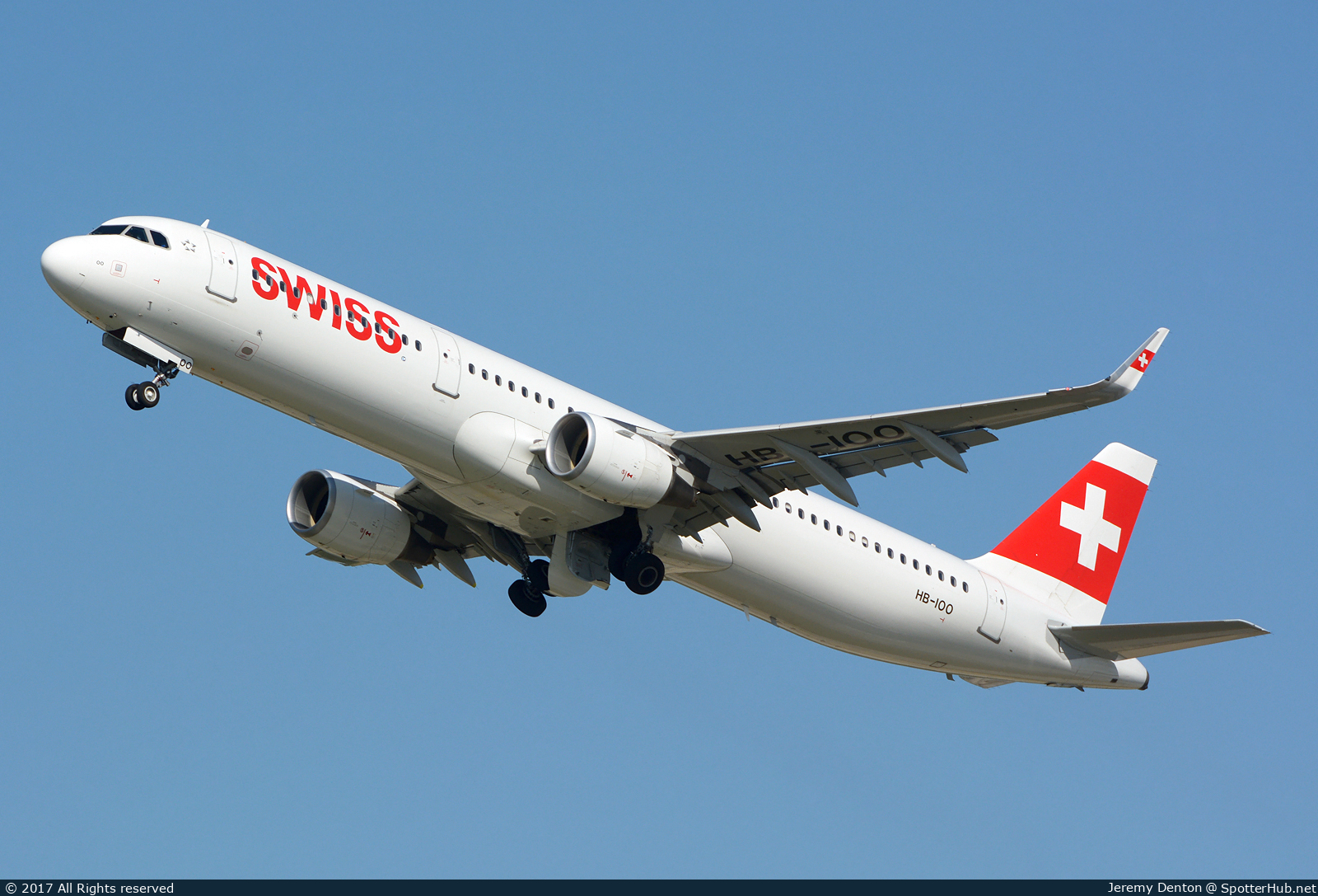Photo of HB-IOO - Airbus A321-212 operated by Swiss International Air Lines