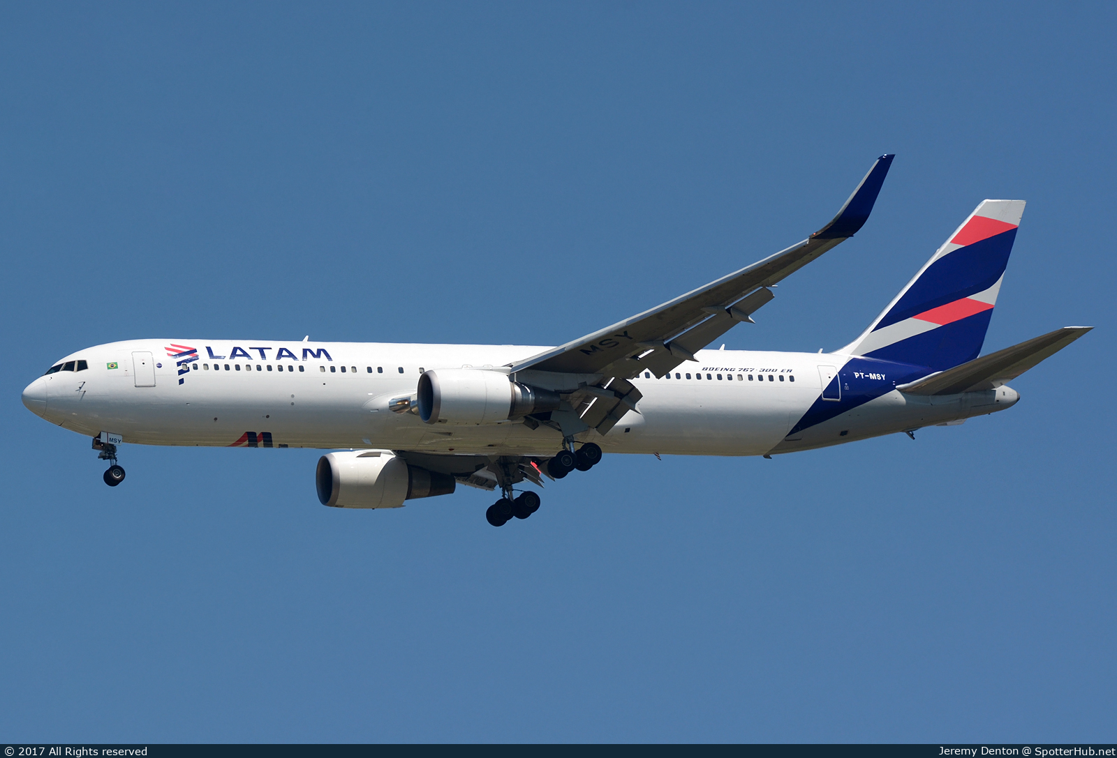 Photo of PT-MSY - Boeing 767-316(ER) operated by LATAM Airlines Brasil
