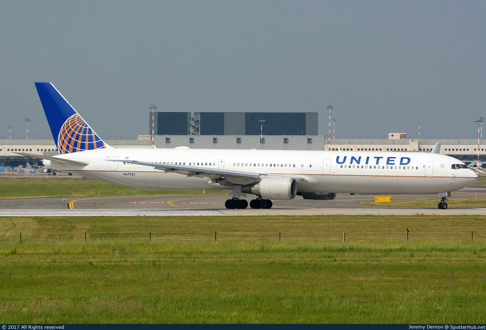 Photo of N67052 - Boeing 767-424(ER) operated by United Airlines