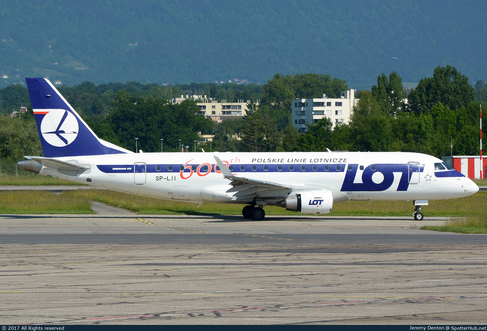 Photo of SP-LII - Embraer ERJ-175LR operated by LOT Polish Airlines