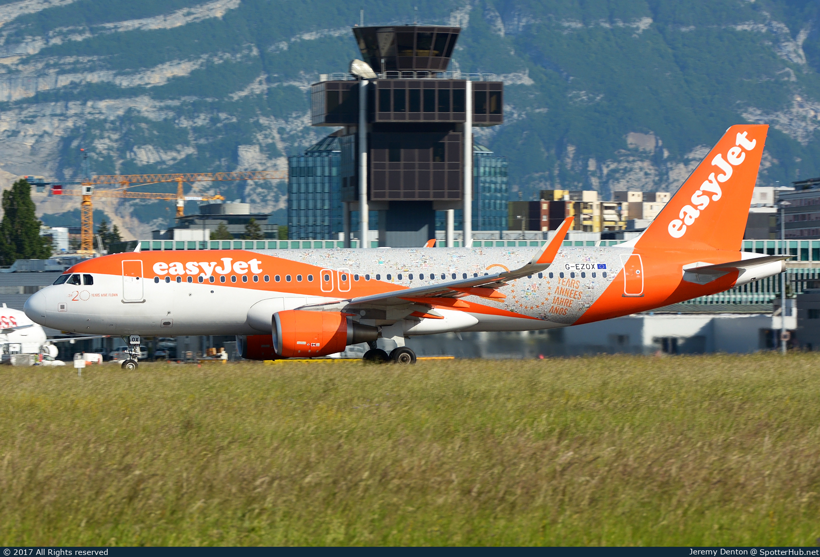 Photo of G-EZOX - Airbus A320-214 operated by easyJet