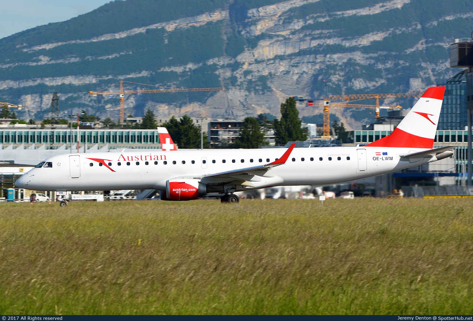 Photo of OE-LWM - Embraer ERJ-195LR operated by Austrian Airlines