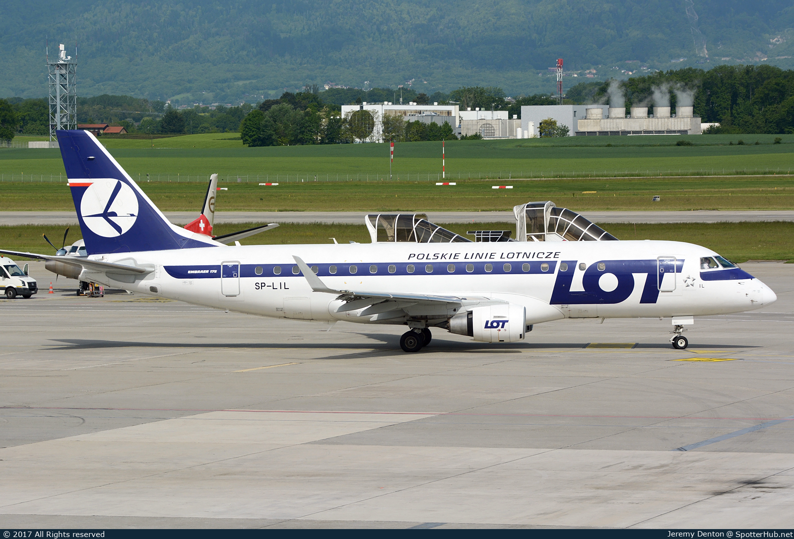 Photo of SP-LIL - Embraer ERJ-175LR operated by LOT Polish Airlines